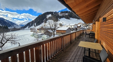 Balkon met uitzicht Alpinegold Residenz Rauris.